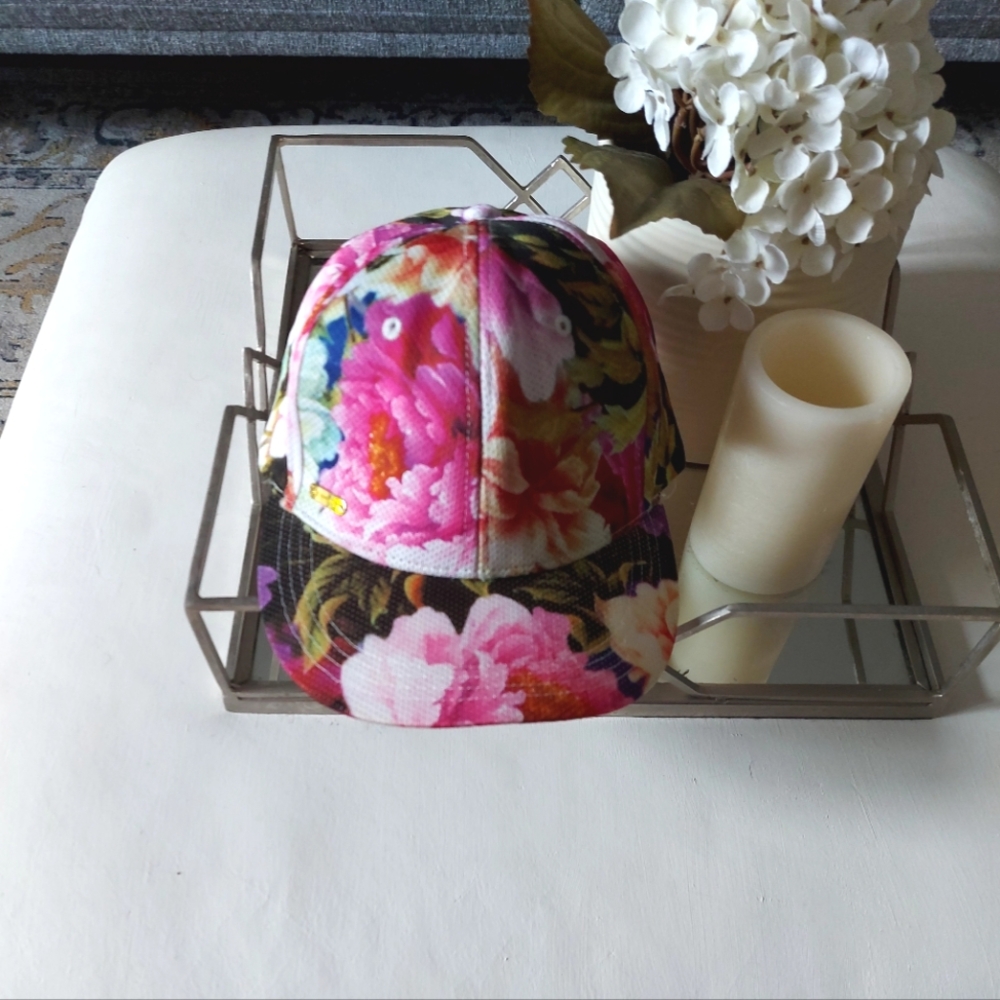 🩷💚 Steve Madden Floral Cap.